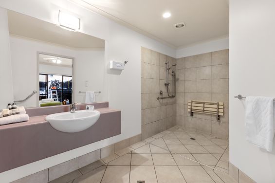 Deluxe Studio - accessible shower