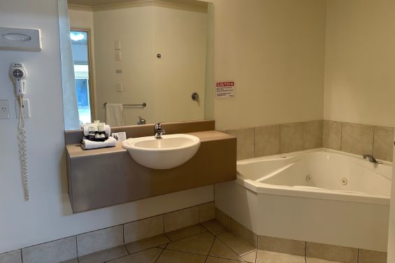 Executive Spa Suite - spa bath in bathroom