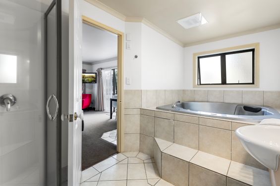 One Bedroom Suite - Deluxe - bathroom with spa bath