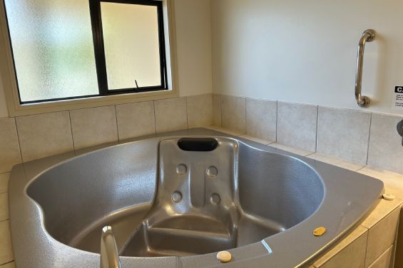 Super King Suite - bathroom with spa pool