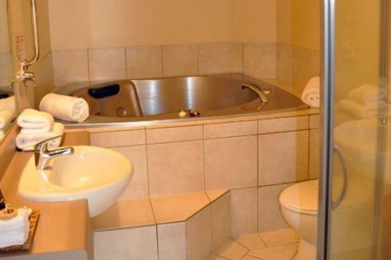 Super King Suite - bathroom with spa pool